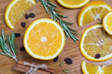 Kahverengi ahşap zemin üzerinde turuncu meyve