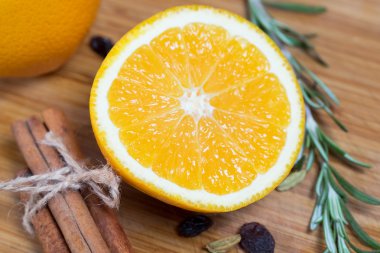 Kahverengi ahşap zemin üzerinde turuncu meyve