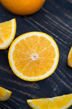 Kahverengi ahşap zemin üzerinde turuncu meyve