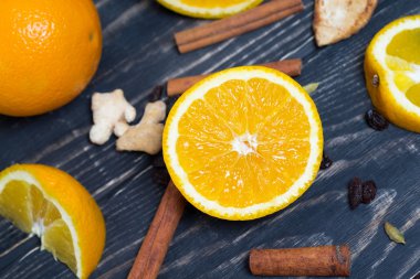 Kahverengi ahşap zemin üzerinde turuncu meyve