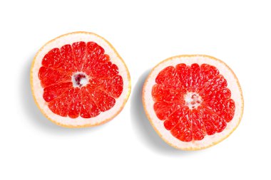 Beyaz bir arka plan üzerinde yarım greyfurt