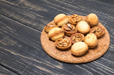 Kurabiye fındık ve ceviz ahşap arka plan üzerinde
