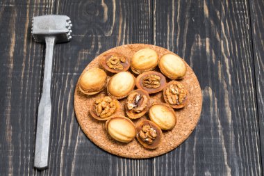 Kurabiye fındık ve ceviz ahşap arka plan üzerinde