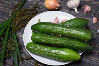 Taze salatalık ve sebze salatası.