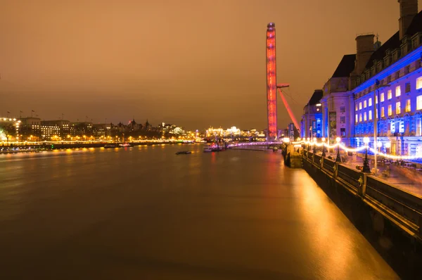 反映在泰晤士河畔的伦敦眼 — 图库照片