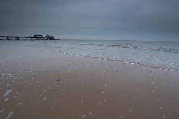 Golven lappen op Cromer — Stockfoto