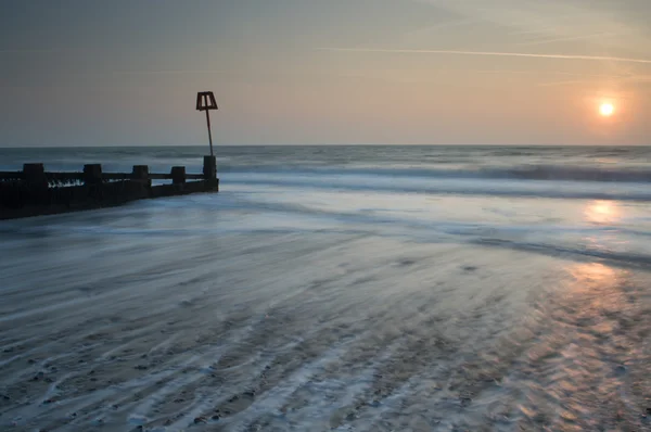 Swanage Sunrise na praia — Fotografia de Stock