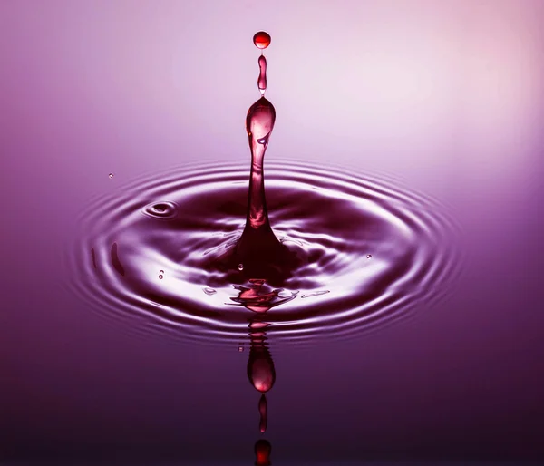 गुलाबी ड्रिप पानी गिरता है — स्टॉक फ़ोटो, इमेज