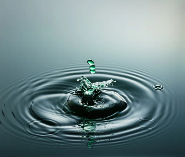 Trzy Zielony Drops - krople wody — Zdjęcie stockowe