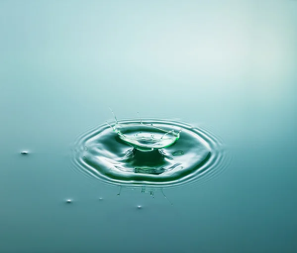 Splash zielony kubek - krople wody — Zdjęcie stockowe