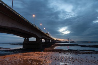 Galler Prensi köprüsü, Severn Nehri 'ni gün batımında geçiyor.