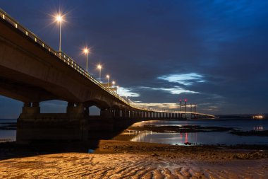 Galler Prensi köprüsü, Severn Nehri 'ni gün batımında geçiyor.