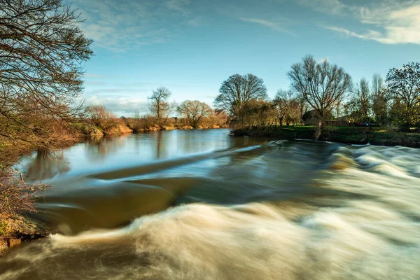 Rio Severn Fluindo Maisemore Weir Inverno Uma Longa Exposição — Fotografia de Stock