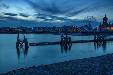 Güneş battıktan hemen sonra Cardiff Körfezi 'nde ışıklar yanarken
