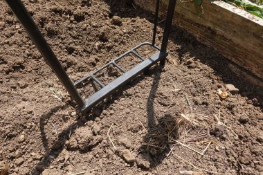 Broadfork havalanacak ve bahçedeki toprağı gevşetecek sebze ekmeye hazırlanacak. Sürdürülebilir bahçe aracı