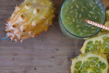 Bahçe vitrininde Perilla shiso bitkisi desenli, tırtıklı mor ve yeşil yapraklı canlı mutfak bitkisi.