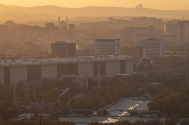 Trkiye 'nin başkenti Ankara ve şatosundan çekilen çevre fotoğrafları, gün batımının arkaplanına karşı binaların siluetlerini ve Antkabir (Atatrk Anıtmezarı) heykellerini gösteriyor.