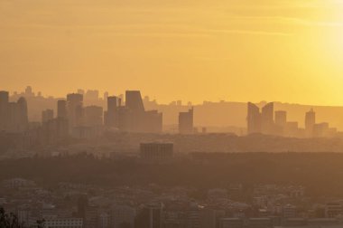 Trkiye 'nin başkenti Ankara ve şatosundan çekilen çevre fotoğrafları, gün batımının arkaplanına karşı binaların siluetlerini ve Antkabir (Atatrk Anıtmezarı) heykellerini gösteriyor.