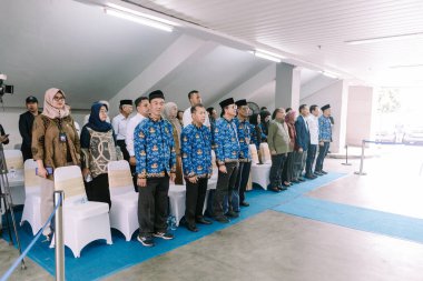 Aralarında tesettürlü bir kadının da bulunduğu 10 Kasım 2025 tarihli Jakarta Panelistleri, Endonezya 'da stratejik bilgilerin gösterildiği geniş bir ekranla profesyonel bir konferansa katıldı..