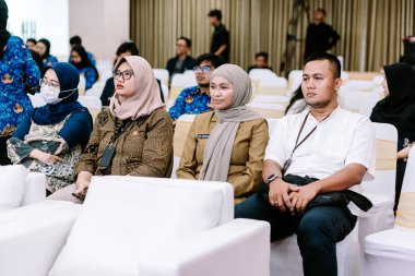 Aralarında tesettürlü bir kadının da bulunduğu 10 Kasım 2025 tarihli Jakarta Panelistleri, Endonezya 'da stratejik bilgilerin gösterildiği geniş bir ekranla profesyonel bir konferansa katıldı..