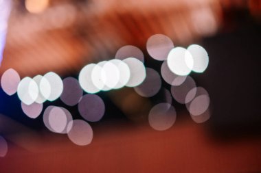 Değişik boyutlarda parlak bokeh daireler içeren büyüleyici soyut bir arka plan, sıcak ve serin tonlarla yumuşak bir odak etkisi yaratıyor. Festival, kutlama ya da gece teması için ideal.