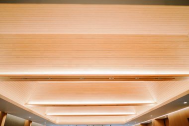 Bu çağdaş tavan zarif ahşap paneller ve entegre sıcak şerit aydınlatma içeriyor, sofistike ve davetkar bir iç tasarım yaratıyor..