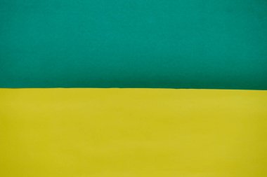 Tasarım projeleri için uygun, parlak yeşil ve sarı renkler arasında belirgin bir yatay bölünme içeren canlı bir arkaplan.