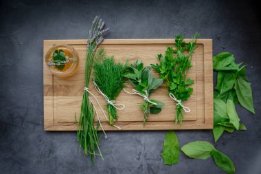 Tahtada ev yapımı otlar var.