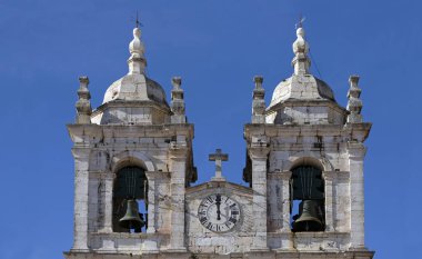 Nazar 'daki Nossa Sinyora da Nazar' ın kilise saatinde öğle vakti Portekiz 'in Nazar kasabası.