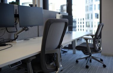 Açık alan planı olan boş bir ofiste seçici odak