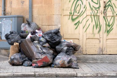 Valletta, Malta - 2 Şubat 2026 Valletta, Malta sokaklarında çok sayıda çöp torbası