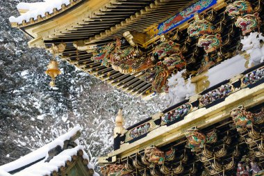 Japonya 'nın Nikko kentindeki Tosho-gu tapınağında kış boyunca karla kaplı bir bina.