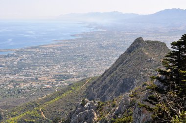 Dağlar ve deniz Hilarion Kalesi'nin duvarları üzerinden görüntüleyin