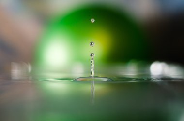 damla su yeşil bir arka plan üzerinde