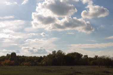 bulutlar ve mavi gökyüzü ile sonbahar manzara