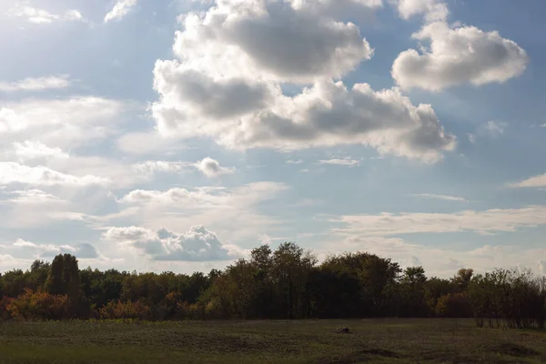bulutlar ve mavi gökyüzü ile sonbahar manzara