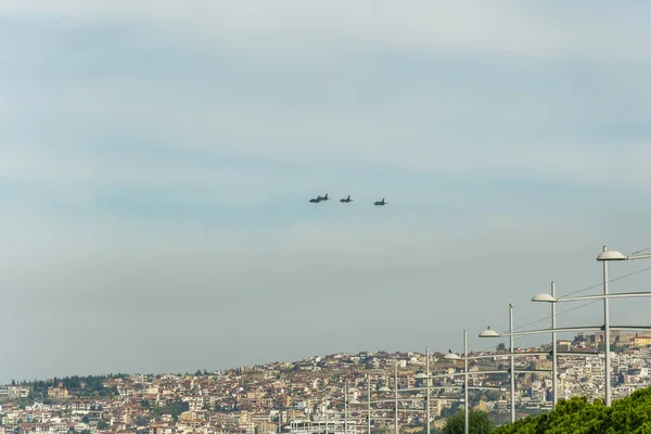 Des Chasseurs Survolent Paysage Urbain Avions Armée Air Grecque Formation — Photo