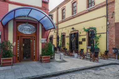 Selanik, Yunanistan dışında tahta sandalyeler bulunan kapalı bir taverna & bar inşa etti. Covid-19 önlemleri nedeniyle Ladadika bölgesindeki kapalı restoranın gündüz görüşü.