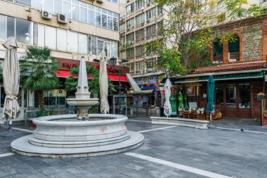 Selanik ve Yunanistan, Ladadika bölgesinde insan bulunmayan meyhaneleri kapattı. Covid-19 tedbirleri nedeniyle kapalı restoranların gündüz görünümü.