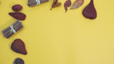 Stop motion animasyon sonbahar düz çerçeve metin kopyalama alanı ile. Renkli sonbahar hasadı ve kuru yapraklı, sarı arka planda, boş mesaj alanı olan genel kompozisyonun üst görüntüsü.