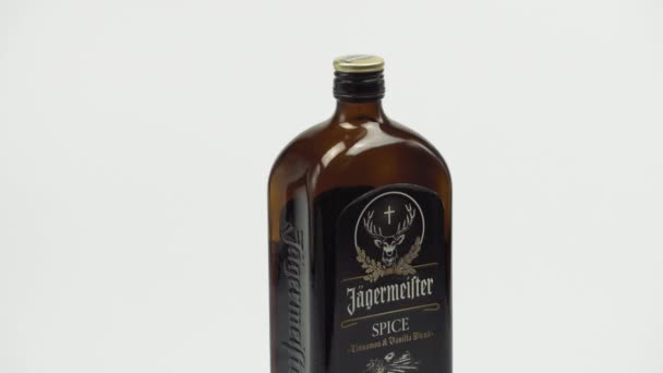 Jagermeister Gewürzalkoholflasche Rotierend Zimt Vanille Mixlikör Deutsches Getränk Vor Weißem — Stockvideo