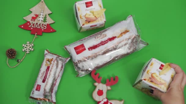 Navidad Dulces Tradicionales Pantalla Vista Superior Mujer Pone Mesa Verde — Vídeos de Stock