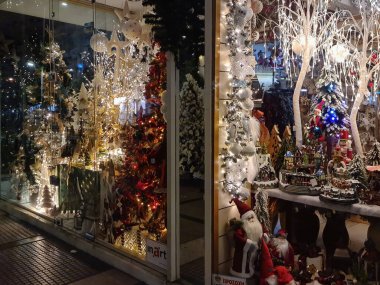 Selanik ve Yunanistan 'da Noel vitrini boş. Covid-19 önlemleri nedeniyle kapalı olan dekore edilmiş mevsimlik mağazanın gece görüşü.