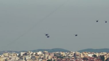 Şehrin üzerinde uçan askeri helikopterler. Yunan Hava Kuvvetleri AH-64 Apaçi, Kiowa Savaşçısı & Huey UH-1H 28 Ekim 'de Selanik' te İtalyan ültimatomuna karşı Yunanistan 'ın 