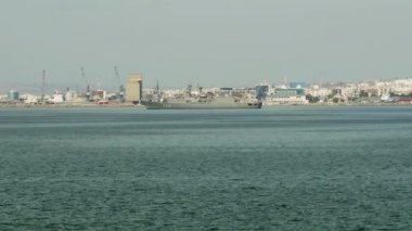 Yunan firkateyni Hydra savaş gemisi denizde. Yunanistan 'ın Selanik kentinde düzenlenen ulusal bayram sırasında, liman dışında demirlemiş Yunan donanmasının Hydra sınıfı amiral gemisi.