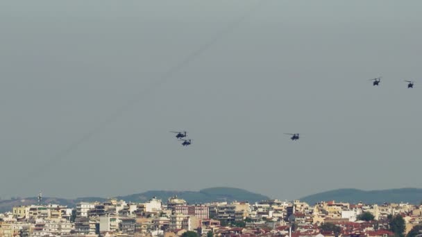 Helicópteros Militares Volando Sobre Una Ciudad Fuerza Aérea Griega Apache — Vídeo de stock