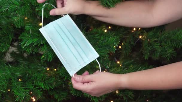Natal Covid Máscara Pendurada Como Uma Decoração Uma Árvore Verde — Vídeo de Stock
