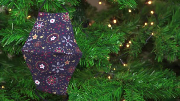 Natal Covid Máscara Pendurada Como Uma Decoração Uma Árvore Verde — Vídeo de Stock