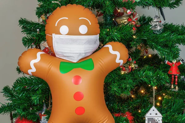 Velký Nafukovací Cookie Muž Kovid Maskou Jako Dekorace Vánočním Stromečku — Stock fotografie