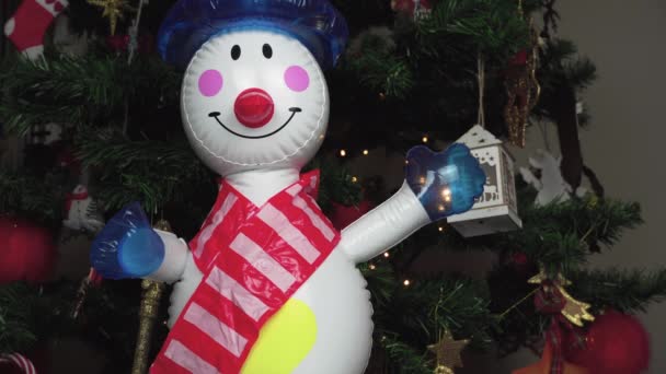 Grande Boneco Neve Brinquedo Inflável Como Decoração Uma Árvore Natal — Vídeo de Stock
